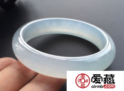 如何挑选晴水翡翠手镯 它的价格贵吗