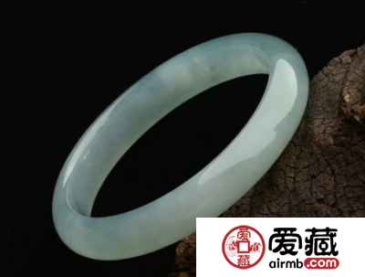 如何挑选晴水翡翠手镯 它的价格贵吗