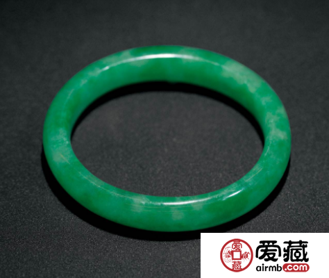 如何挑选翡翠手镯 哪种翡翠手镯最好