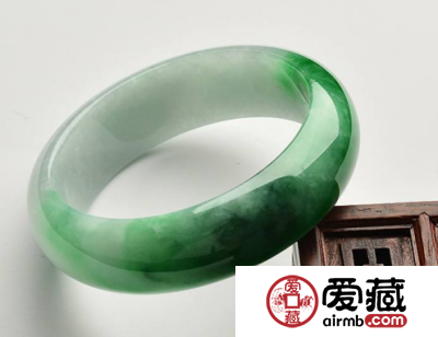 翡翠由来：诉说翡翠的起源故事