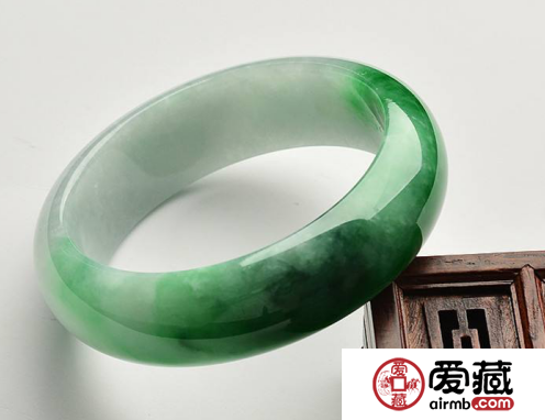 翡翠由来：诉说翡翠的起源故事
