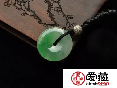 天然翡翠对身体是有好处 戴翡翠的好处