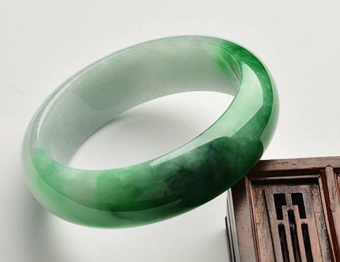 怎么看天然翡翠品质的好坏 鉴别翡翠质量技巧