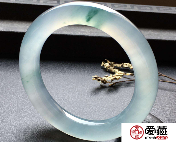 翡翠手镯是椭圆形好还是圆形好 椭圆形翡翠手镯价格如何