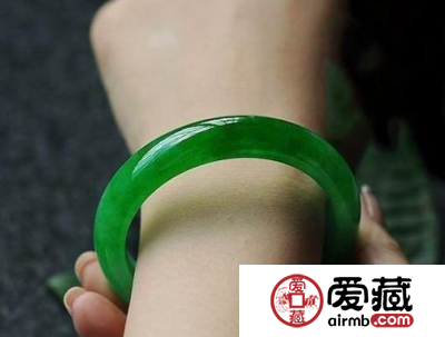 为什么女人喜欢翡翠手镯 翡翠手镯的魅力