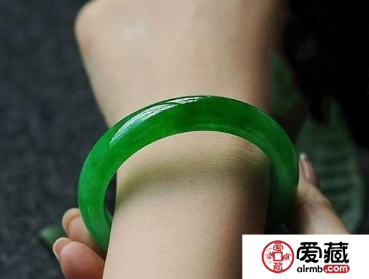 为什么女人喜欢翡翠手镯 翡翠手镯的魅力
