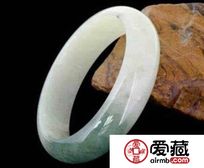 细说翡翠玉镯的类型 这种你一定很少见