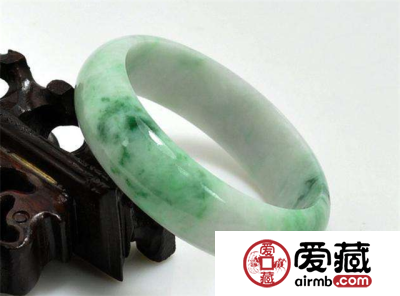 细说翡翠玉镯的类型 这种你一定很少见