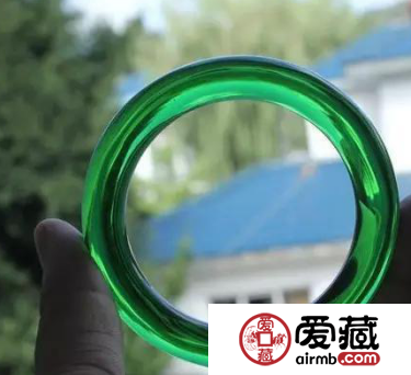 翡翠造假揭秘：啤酒瓶底加工“翡翠”全過程，你見過嗎？