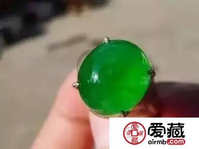 翡翠造假揭秘：啤酒瓶底加工“翡翠”全過程，你見過嗎？