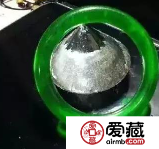 翡翠造假揭秘：啤酒瓶底加工“翡翠”全過程，你見過嗎？