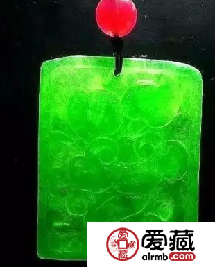 翡翠造假揭秘：啤酒瓶底加工“翡翠”全過程，你見過嗎？