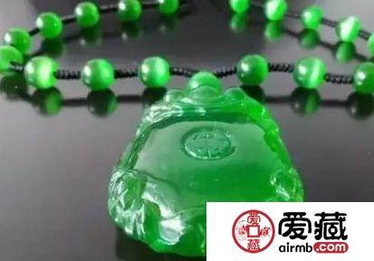 翡翠造假揭秘：啤酒瓶底加工“翡翠”全過程，你見過嗎？