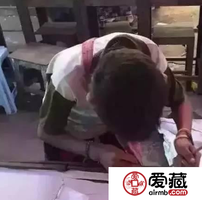 翡翠边角料的价值如何 11岁小孩靠捡边翡翠角料养活全家？