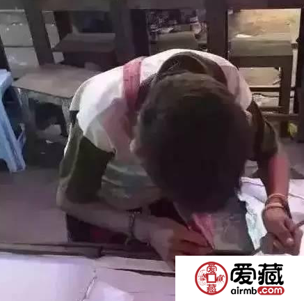 翡翠邊角料的價(jià)值如何 11歲小孩靠撿邊翡翠角料養(yǎng)活全家？