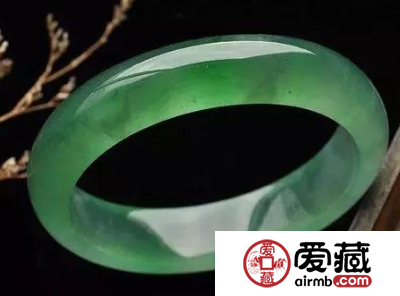 价值最高的翡翠饰品是怎样的 翡翠手镯竟只排第二？