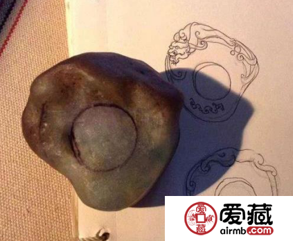 100块买的翡翠原石雕成这样，众人看了都想要
