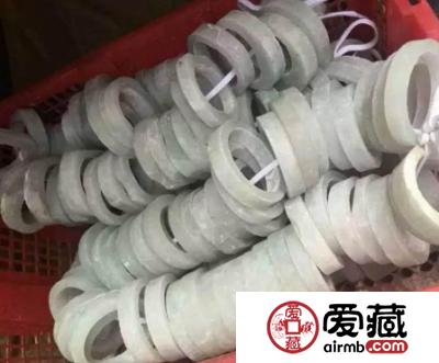 50万翡翠原石切出100多条手镯，这是涨了吗？