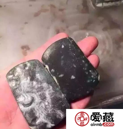30万极品蓝水雪花棉翡翠原石蜕变成收藏级别的龙牌