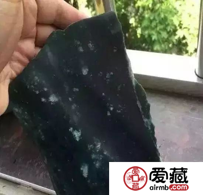30万极品蓝水雪花棉翡翠原石蜕变成收藏级别的龙牌