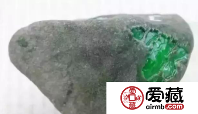36万翡翠原石无人敢买？这些翡翠赌石技巧你知道吗？