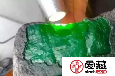 36万翡翠原石无人敢买？这些翡翠赌石技巧你知道吗？