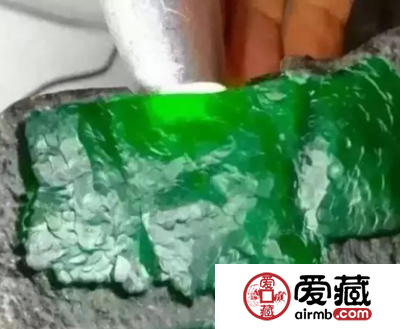 36万翡翠原石无人敢买？这些翡翠赌石技巧你知道吗？