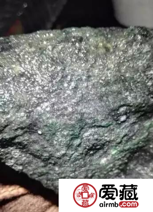 36万翡翠原石无人敢买？这些翡翠赌石技巧你知道吗？