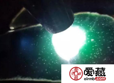 36万买的翡翠原石，切开后就涨到600万？在场的人都惊呆了