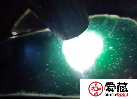 36萬買的翡翠原石，切開后就漲到600萬？在場的人都驚呆了
