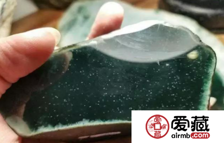 36萬買的翡翠原石，切開后就漲到600萬？在場的人都驚呆了