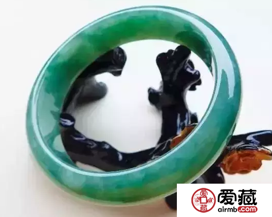 切翡翠原石解析：切翡翠原石为什么要挑种老的料子