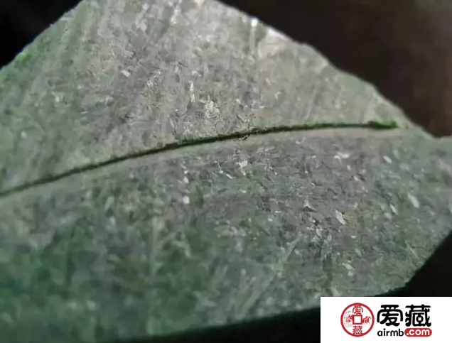 切翡翠原石解析：切翡翠原石为什么要挑种老的料子