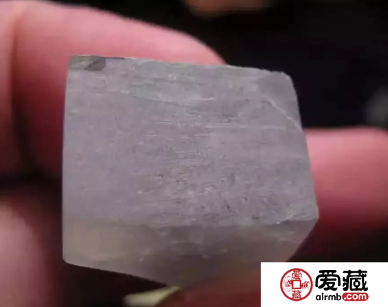 切翡翠原石解析：切翡翠原石为什么要挑种老的料子
