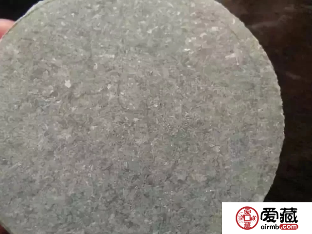 切翡翠原石解析：切翡翠原石为什么要挑种老的料子