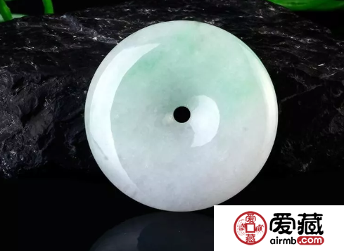 翡翠“瑩光”絕非“熒光”？一字之差，價格天差地別