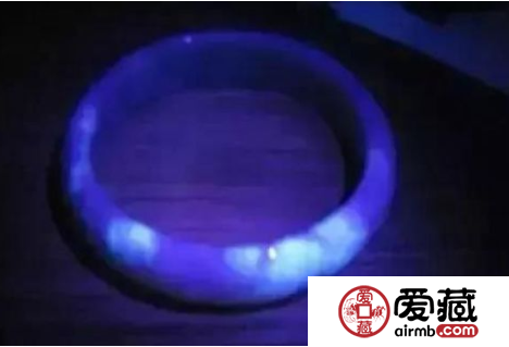 翡翠“瑩光”絕非“熒光”？一字之差，價格天差地別