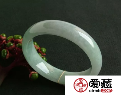 豆种翡翠手镯的价格一般是多少钱呢