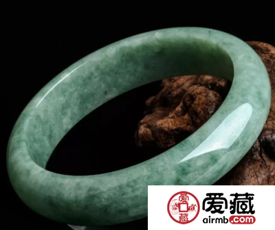 豆种翡翠手镯的价格一般是多少钱呢