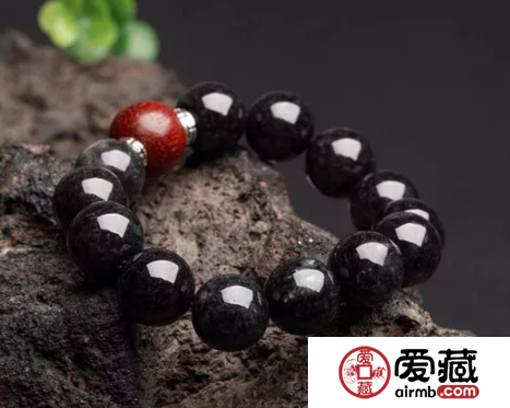 黑翡翠价格，与墨翠相似的黑色翡翠价格贵吗