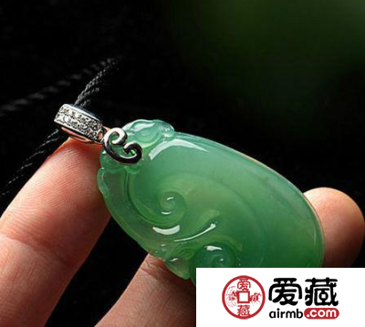 不懂翡翠的起胶与起莹，千万别轻易选购翡翠