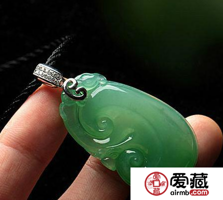 不懂翡翠的起胶与起莹，千万别轻易选购翡翠