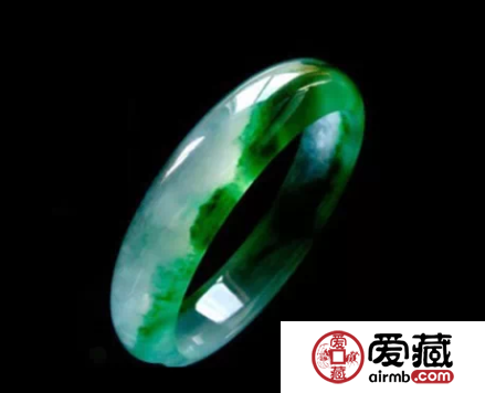 翡翠镯子里面有黑点好不好 时间久了黑点会消失吗