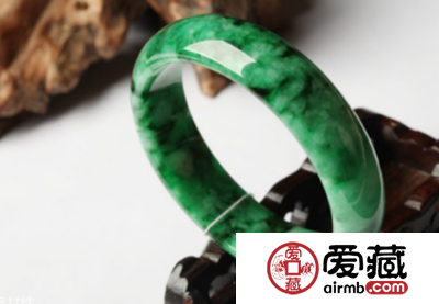 翡翠镯子里面有黑点好不好 时间久了黑点会消失吗