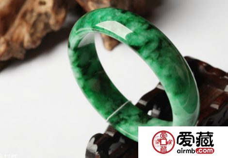 翡翠镯子里面有黑点好不好 时间久了黑点会消失吗
