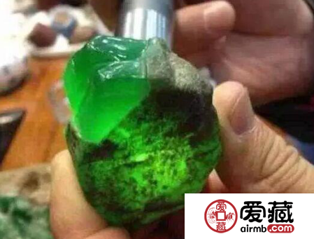 如何用手电筒看翡翠 强光手电筒要怎么打灯才是正确的