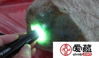 如何用手电筒看翡翠 强光手电筒要怎么打灯才是正确的