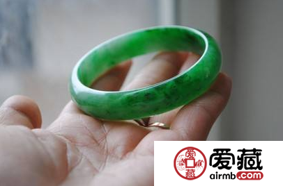 翡翠手镯裂纹能养好吗 有裂纹的手镯还值钱吗
