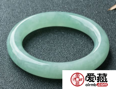 浅绿色翡翠手镯价格 一般多少钱一个