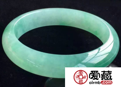 浅绿色翡翠手镯价格 一般多少钱一个